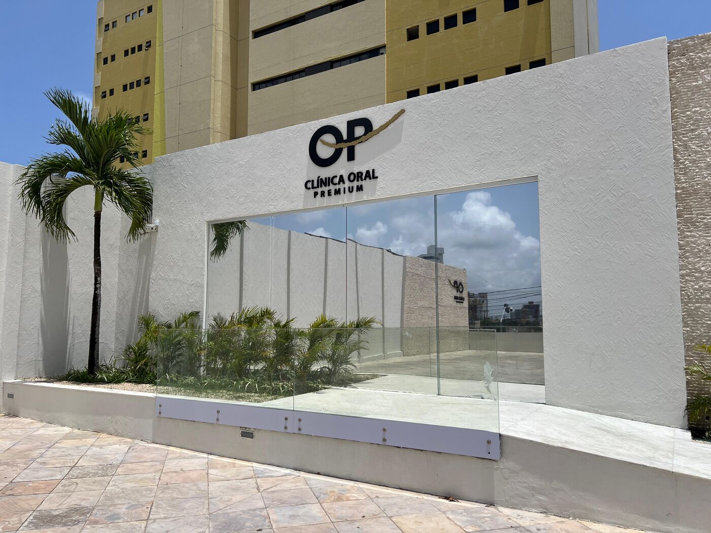 Fachada da OP Odontologia Personalizada — clínica odontológica no Tirol, em Natal/RN